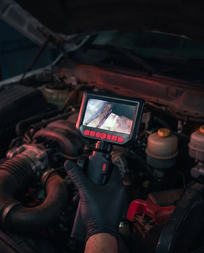 Boroscópio sendo usado para ver o interior do motor sem abrir